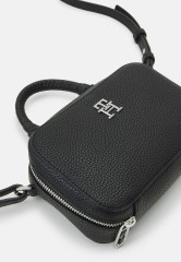 Tommy Hilfiger EMBLEM TRUNK Across body bag black EMBLEM TRUNK Сумка через плечо черный
