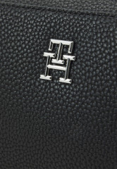 Tommy Hilfiger EMBLEM TRUNK Across body bag black EMBLEM TRUNK Сумка через плечо черный