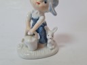 Peach Elegance Фарфоровая статуэтка с позолотой "Мальчик в синей кепке с лейкой и кроликом", ручная роспись, 8см x 5см, Тайвань, 1960-70гг. 
