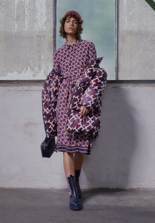 Tommy Hilfiger VIS MONOGRAM MIDI SHIRT DRESS LS Day dress amd rouge / monogram rwb ПЛАТЬЕ-РУБАШКА МИДИ С МОНОГРАММОЙ VIS LS Повседневное платье amd румяна / монограмма rwb