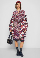 Tommy Hilfiger VIS MONOGRAM MIDI SHIRT DRESS LS Day dress amd rouge / monogram rwb ПЛАТЬЕ-РУБАШКА МИДИ С МОНОГРАММОЙ VIS LS Повседневное платье amd румяна / монограмма rwb