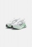 Nike Sportswear W AIR MAX BLISS NN Sneaker low summit white/metallic silver/black/light silver/enamel green/barely green W AIR MAX BLISS NN Низкие кроссовки женские вершина белый/серебристый металлик/черный/светло-серебристый/зеленая эмаль/зеленоватый