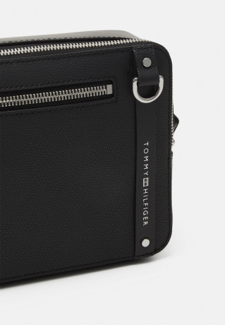 Tommy Hilfiger TH BUSINESS LEATHER CAMERA BAG Across body bag black TH BUSINESS LEATHER CAMERA BAG Сумка через плечо черный