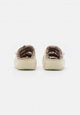 Crocs CLASSIC COZZZY Hausschuh bone/mushroom CLASSIC COZZY Тапочки кость/гриб