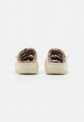 Crocs CLASSIC COZZZY Hausschuh bone/mushroom CLASSIC COZZY Тапочки кость/гриб