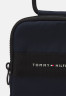 Tommy Hilfiger HORIZON PHONE POUCH UNISEX Phone case space blue ЧЕХОЛ ДЛЯ ТЕЛЕФОНА HORIZON UNISEX Чехол для телефона космический синий