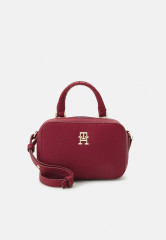 Tommy Hilfiger EMBLEM TRUNK Across body bag rouge EMBLEM TRUNK Сумка через плечо румяна