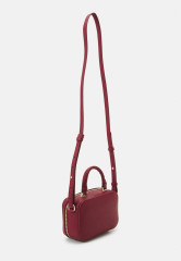 Tommy Hilfiger EMBLEM TRUNK Across body bag rouge EMBLEM TRUNK Сумка через плечо румяна