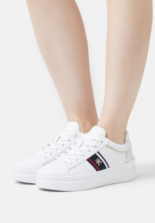 Tommy Hilfiger CORP WEBBING COURT  Trainers white CORP WEBBING COURT Кроссовки белый