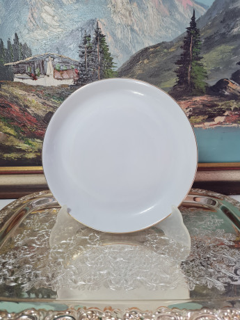 Тарелка сервировочная винтажная Hutschenreuther Im Stil, белый фарфор с золотой каймой, 21,5 x 3 см, Германия, 1960-1970гг.