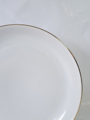 Тарелка сервировочная винтажная Hutschenreuther Im Stil, белый фарфор с золотой каймой, 21,5 x 3 см, Германия, 1960-1970гг.