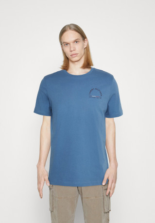 Tommy Hilfiger SHADOW TEE UNISEX Print T-shirt blue coast SHADOW TEE UNISEX Футболка с принтом голубое побережье