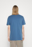 Tommy Hilfiger SHADOW TEE UNISEX Print T-shirt blue coast SHADOW TEE UNISEX Футболка с принтом голубое побережье