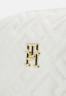Tommy Hilfiger FLOW CROSSOVER Across body bag feather white FLOW CROSSOVER Сумка через плечо перо белое