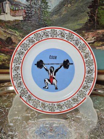 Тарелка декоративная винтажная Epiag "Спортсмен со штангой", фарфор, 19 см, Чехословакия, 1960-70гг.