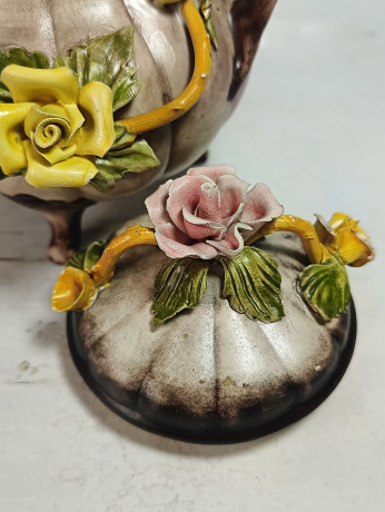 Ваза винтажная Bassano с крышкой, на ножках, украшенная объемными цветами, керамика, 18 см, Италия, 1960-70гг.