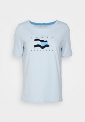 Tommy Hilfiger FLAG OPEN TEE Print T-shirt breezy blue FLAG OPEN TEE Футболка с принтом свежий синий