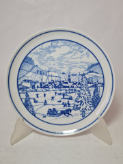 Тарелка декоративная винтажная Hutschenreuther, белый фарфор с рисунком в синих тонах &quot;На зимнем катке, 20 x 2,5 см, Германия, 1960-70гг.