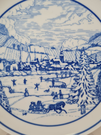 Тарелка декоративная винтажная Hutschenreuther, белый фарфор с рисунком в синих тонах "На зимнем катке, 20 x 2,5 см, Германия, 1960-70гг.