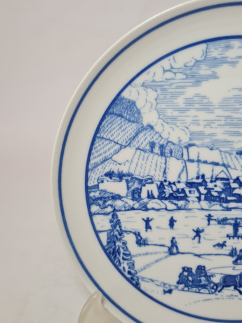 Тарелка декоративная винтажная Hutschenreuther, белый фарфор с рисунком в синих тонах "На зимнем катке, 20 x 2,5 см, Германия, 1960-70гг.