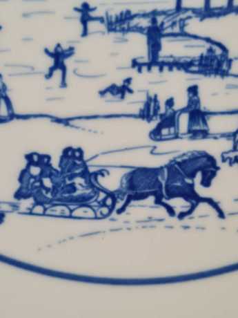 Тарелка декоративная винтажная Hutschenreuther, белый фарфор с рисунком в синих тонах "На зимнем катке, 20 x 2,5 см, Германия, 1960-70гг.
