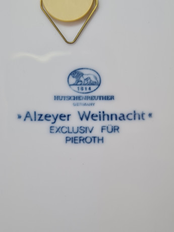 Тарелка декоративная винтажная Hutschenreuther, белый фарфор с рисунком в синих тонах "На зимнем катке, 20 x 2,5 см, Германия, 1960-70гг.