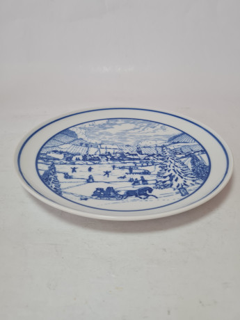 Тарелка декоративная винтажная Hutschenreuther, белый фарфор с рисунком в синих тонах "На зимнем катке, 20 x 2,5 см, Германия, 1960-70гг.