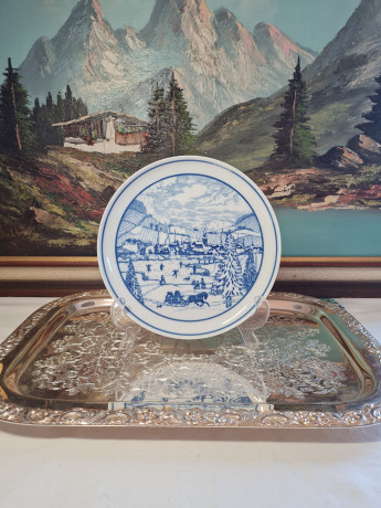 Тарелка декоративная винтажная Hutschenreuther, белый фарфор с рисунком в синих тонах "На зимнем катке, 20 x 2,5 см, Германия, 1960-70гг.