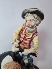 Статуэтка с 2-мя мужчинами и женщиной в яркой одежде с коровой &quot;Дойка&quot;, 21см x 29см, Германия, 1960-70гг.