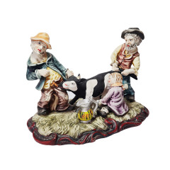 Статуэтка с 2-мя мужчинами и женщиной в яркой одежде с коровой &quot;Дойка&quot;, 21см x 29см, Германия, 1960-70гг.