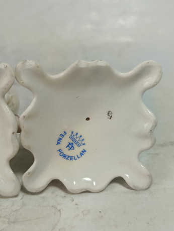 Подсвечники винтажные Fena Porzellan на 1 свечу с объемным декором в виде роз, фарфор, 2 шт., 6 см, Германия, 1960-70гг.