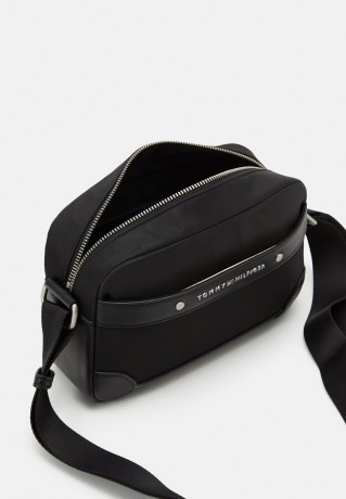 Tommy Hilfiger CENTRAL REPREVE REPORTER UNISEX Across body bag black CENTRAL REPREVE REPORTER UNISEX Сумка через плечо черный