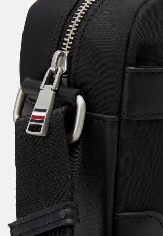 Tommy Hilfiger CENTRAL REPREVE REPORTER UNISEX Across body bag black CENTRAL REPREVE REPORTER UNISEX Сумка через плечо черный