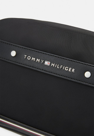 Tommy Hilfiger CENTRAL REPREVE REPORTER UNISEX Across body bag black CENTRAL REPREVE REPORTER UNISEX Сумка через плечо черный