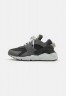 Nike Sportswear AIR HUARACHE CRATER PRM UNISEX Sneaker low dark smoke grey/iron grey/photon dust/black/volt AIR HUARACHE CRATER PRM UNISEX Низкие кроссовки женские темный дымчато-серый/железно-серый/фотонная пыль/черный/вольтовый