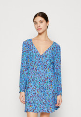 Tommy Hilfiger FLORAL SHORT DRESS Day dress coastal ditsy/hydrengea КОРОТКОЕ ПЛАТЬЕ С ЦВЕТОЧКАМИ Повседневное платье прибрежная диция/гортензия