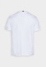 Tommy Hilfiger SHADOW TEE UNISEX Print T-shirt optic white SHADOW TEE UNISEX Футболка с принтом оптический белый