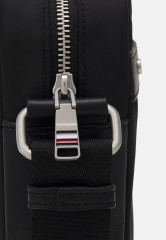 Tommy Hilfiger CENTRAL REPREVE MINI REPORTER UNISEX Across body bag black CENTRAL REPREVE MINI REPORTER UNISEX Сумка через плечо черный