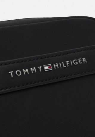 Tommy Hilfiger CENTRAL REPREVE MINI REPORTER UNISEX Across body bag black CENTRAL REPREVE MINI REPORTER UNISEX Сумка через плечо черный