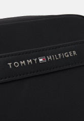 Tommy Hilfiger CENTRAL REPREVE MINI REPORTER UNISEX Across body bag black CENTRAL REPREVE MINI REPORTER UNISEX Сумка через плечо черный