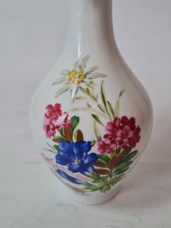 Ваза винтажная Altenkunststadt Bavaria, белый фарфор с ярким цветочным рисунком, 17,5 x 9 см, Германия, 1960-70гг.