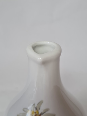 Ваза винтажная Altenkunststadt Bavaria, белый фарфор с ярким цветочным рисунком, 17,5 x 9 см, Германия, 1960-70гг.