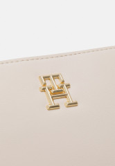 Tommy Hilfiger FEMININE CROSSOVER Across body bag sugarcane FEMININE CROSSOVER Сумка через плечо сахарный тростник