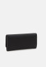 Tommy Hilfiger EMBLEM LARGE FLAP WALLET Wallet black КОШЕЛЕК С БОЛЬШИМ КЛАПАНОМ С ЭМБЛЕМОЙ Бумажник черный