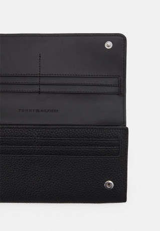 Tommy Hilfiger EMBLEM LARGE FLAP WALLET Wallet black КОШЕЛЕК С БОЛЬШИМ КЛАПАНОМ С ЭМБЛЕМОЙ Бумажник черный