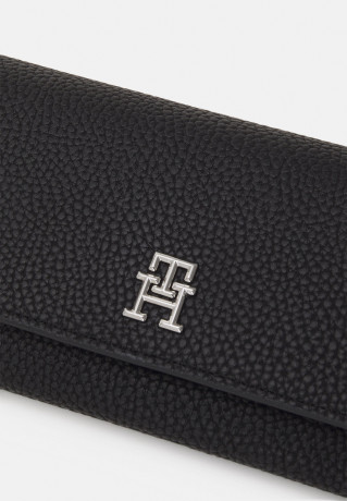 Tommy Hilfiger EMBLEM LARGE FLAP WALLET Wallet black КОШЕЛЕК С БОЛЬШИМ КЛАПАНОМ С ЭМБЛЕМОЙ Бумажник черный