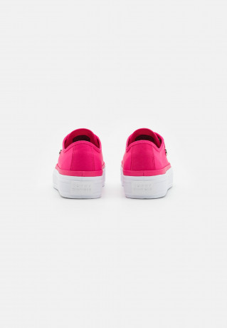 Tommy Hilfiger ESSENTIAL VULC Trainers bright cerise pink ESSENTIAL VULC Кроссовки ярко-вишнево-розовый