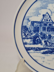 Тарелка декоративная винтажная Hutschenreuther, белый фарфор с бело-голубым рисунком Эльцер Хоф, 20 x 2,5 см, Германия, 1960-70гг.