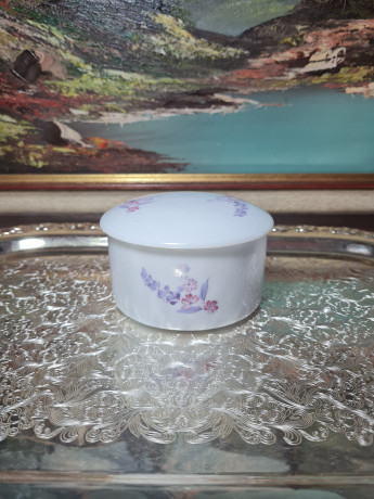 Шкатулка винтажная Fine China с лиловыми цветочками, костяной фарфор, 11 см, Китай, 1970-80гг.