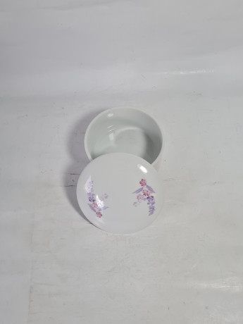 Шкатулка винтажная Fine China с лиловыми цветочками, костяной фарфор, 11 см, Китай, 1970-80гг.